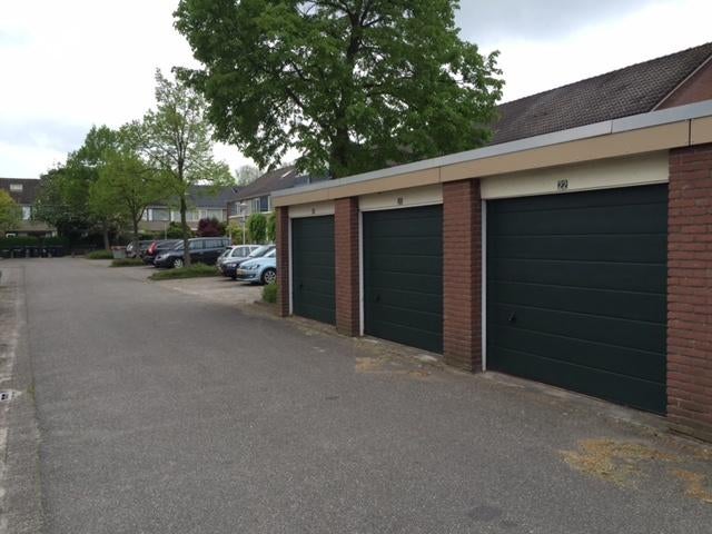 TE HUUR ruime garagebox in Zoetermeer