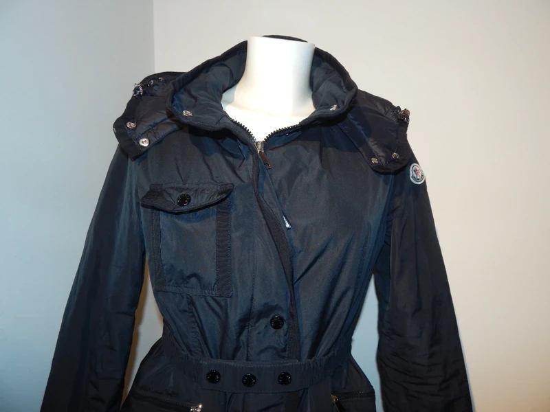 Moncler donker blauwe gevoerde jas jack embleem mouw2, Maat 38/40 (M), Blauw, Moncler, Ophalen of Verzenden