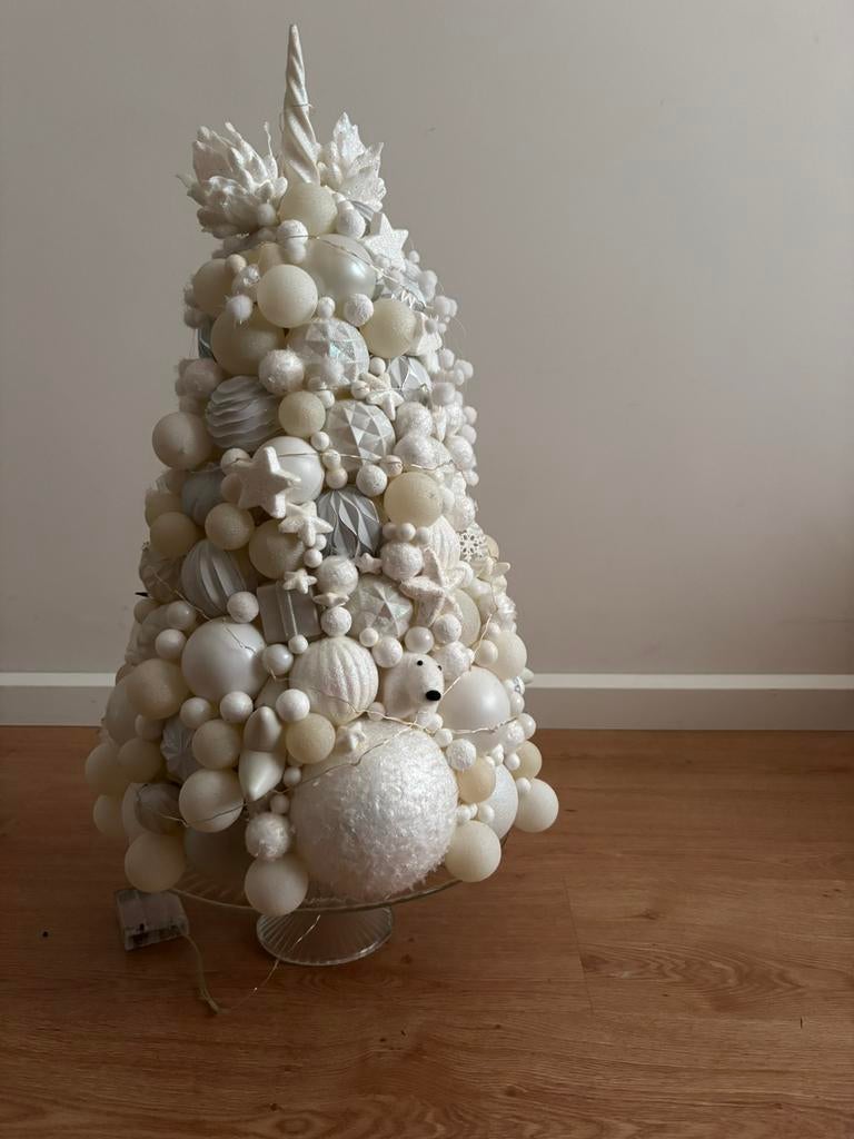 kunstkerstboom met witte & zilveren ballonnen & ornamenten, Diversen, Ophalen of Verzenden, Zo goed als nieuw