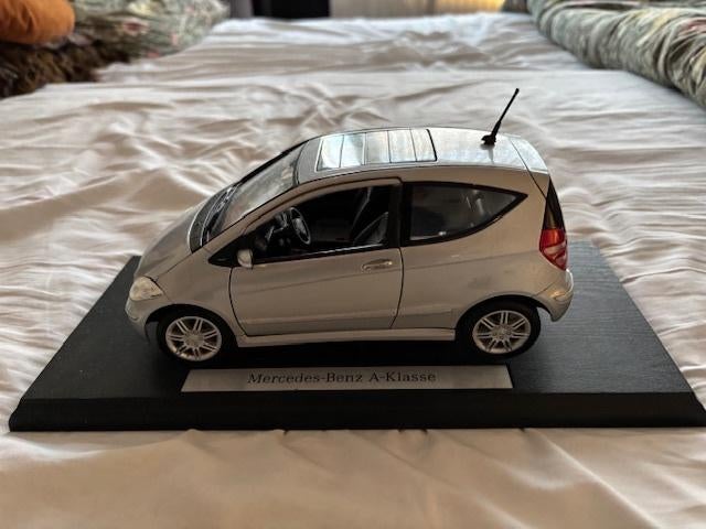 Mooie Mercedes A-Klasse 1:18, Hobby en Vrije tijd, Modelauto's | 1:18, Ophalen, Zo goed als nieuw, Auto, Maisto