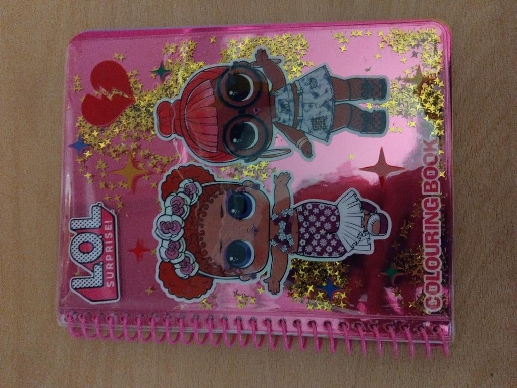 Colouring book ( een klein gedeelte ingekleurd), Hobby en Vrije tijd, Knutselen, Ophalen of Verzenden, Zo goed als nieuw