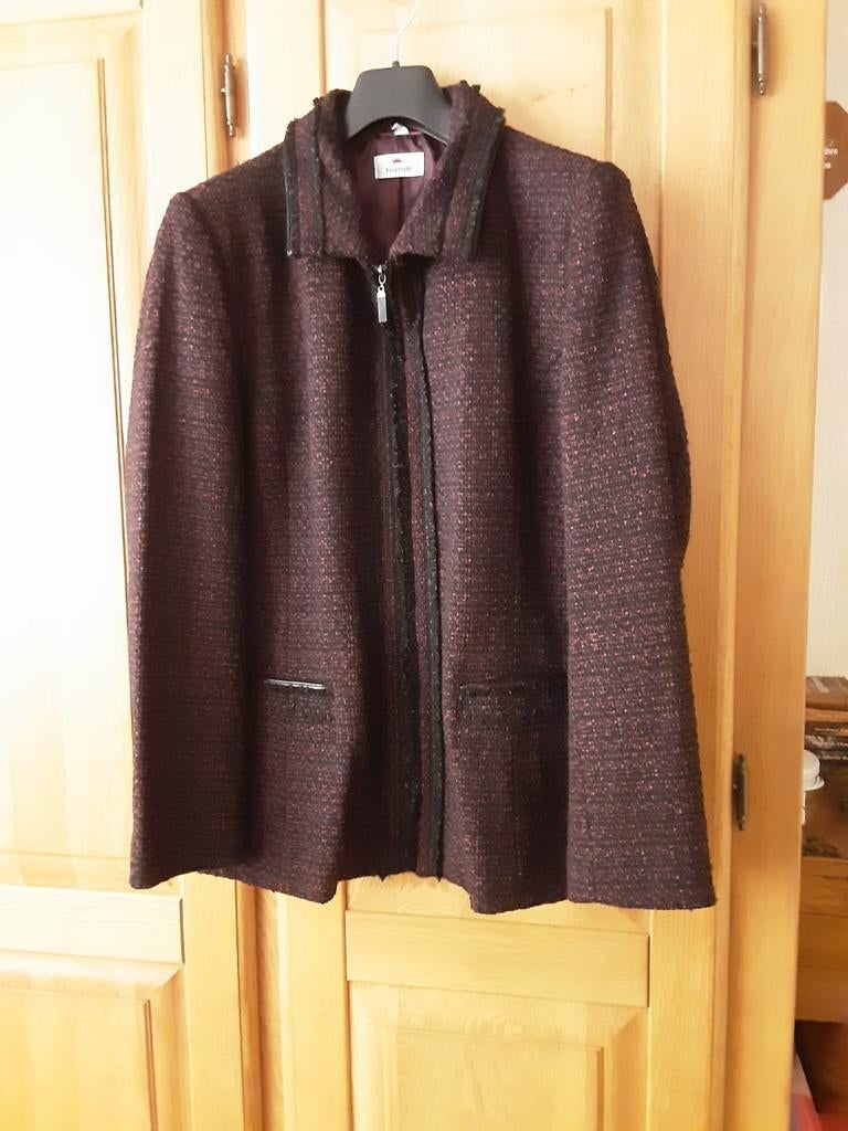 Mooi zwart boucle dames blazer in zwart roze eind jaren 90, Kleding | Dames, Jasjes, Kostuums en Pakken, Zo goed als nieuw, Maat 46/48 (XL) of groter