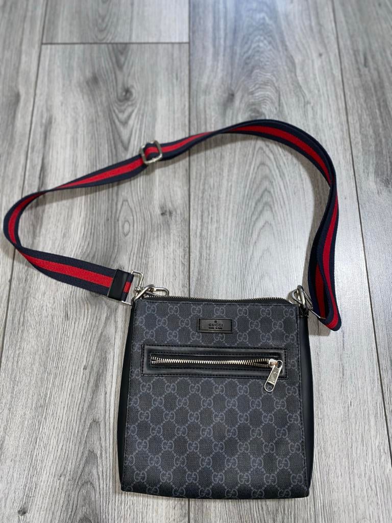 Gucci Tas - Stijlvol en praktisch!, Sieraden, Tassen en Uiterlijk, Tassen | Schoudertassen, Overige merken, Zwart, Ophalen of Verzenden