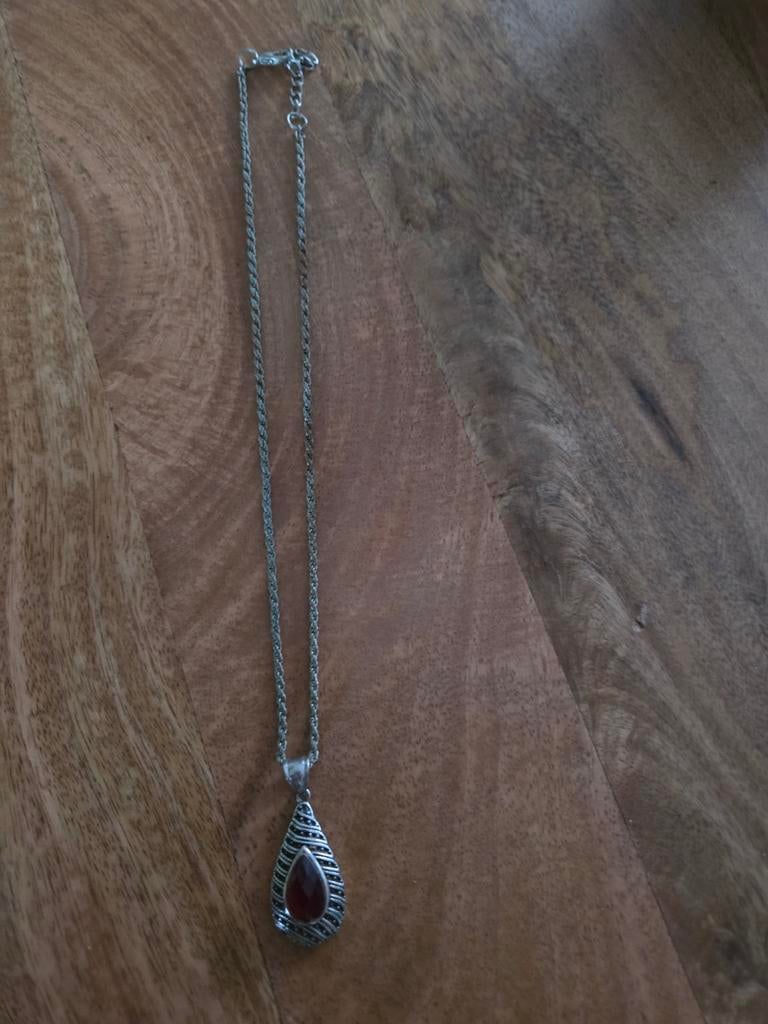 Zilverkleurige ketting met rode steen hanger, Overige materialen, Gebruikt, Ophalen of Verzenden, Met edelsteen