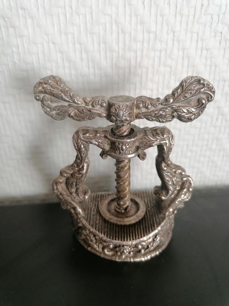 antieke notenkraker pers bewerkt, Ophalen