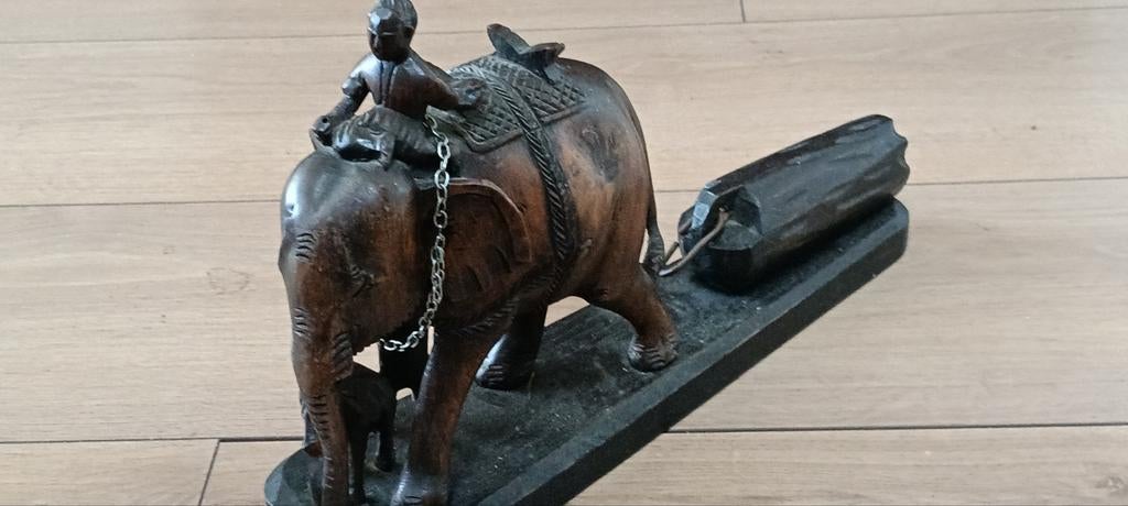 Houten beeld olifant met mahout en boomstam, Antiek en Kunst, Kunst | Beelden en Houtsnijwerken, Ophalen, Minder dan 20 cm, Beeld