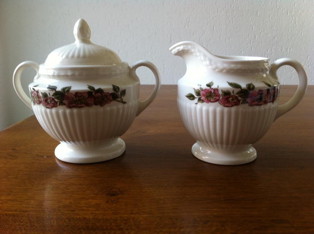 Wedgwood "Briar Rose" Roomstel Roomkan en Suikerpot & Deksel, Huis en Inrichting, Keuken | Servies, Zo goed als nieuw, Overige typen
