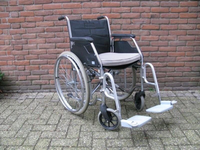 Meyra inklapbare rolstoel zitbreedte50cm met massieve banden, Ophalen of Verzenden, Inklapbaar, Zo goed als nieuw, Duwrolstoel