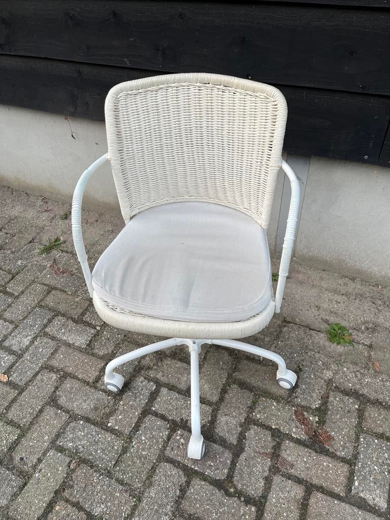 Witte rotan bureaustoel met wieltjes IKEA, Huis en Inrichting, Bureaustoelen, Gebruikt, Bureaustoel, Wit, Ophalen of Verzenden