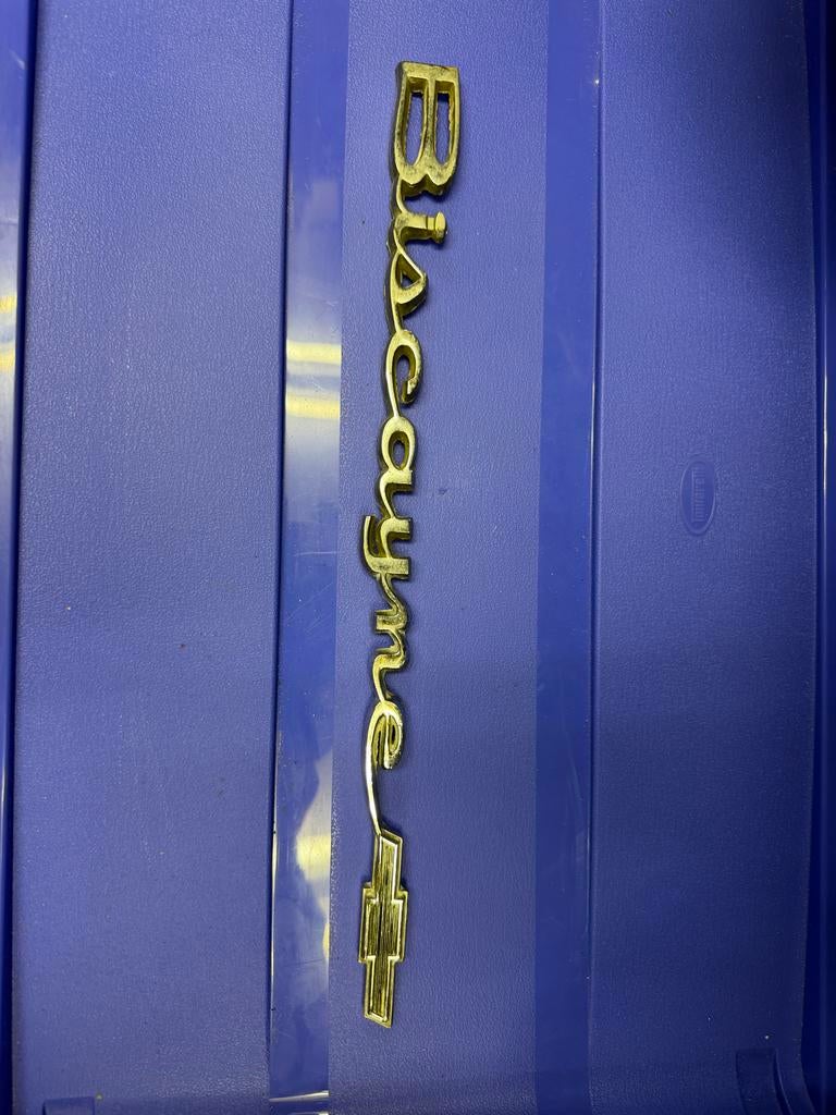 Chevrolet Biscayne Vintage Auto Embleem Chroom 1963, Gebruikt, Chevrolet, Voor, Ophalen of Verzenden