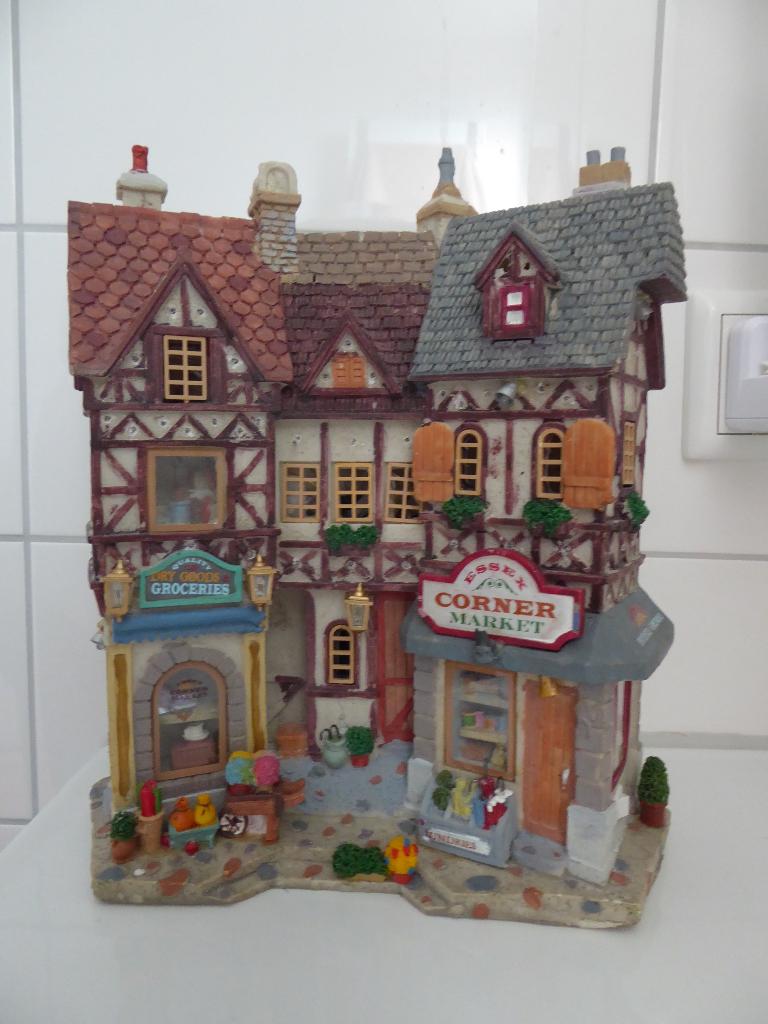 Lemax Item - Retired Facade Essex Corner Market - ik ruim op, Ophalen of Verzenden, Zo goed als nieuw