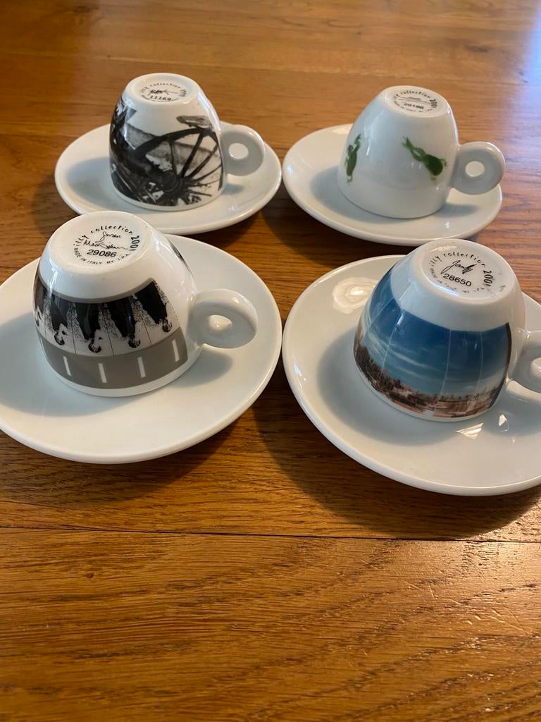 Espresso Illy kopjes 2001, Verzamelen, Ophalen of Verzenden, Zo goed als nieuw, Porselein, Kop en/of schotel