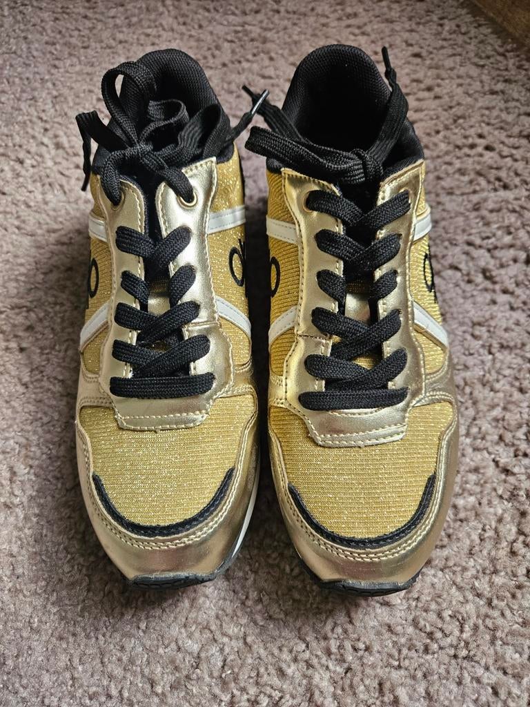 Gouden sneakers met zwarte veters - Maat 38, Ophalen, Overige kleuren, Benetton, Nieuw