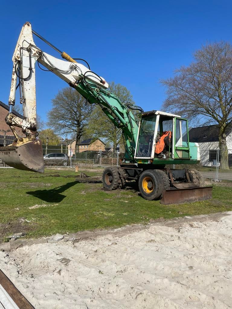 Sennebogen Graafmachine 1990 met zwenkgiek en brede bak, Ophalen of Verzenden, Graafmachine