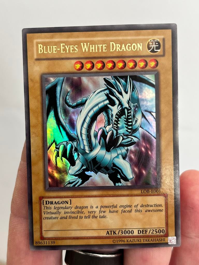 Blue-Eyes White Dragon LOB-E001 - GRAIL, Hobby en Vrije tijd, Verzamelkaartspellen | Yu-gi-Oh!, Ophalen, Zo goed als nieuw, Losse kaart