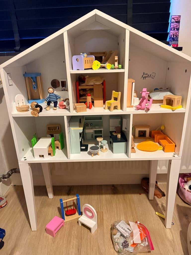 Poppenhuis met inrichting en poppetjes, Ophalen, Zo goed als nieuw, Poppenhuis