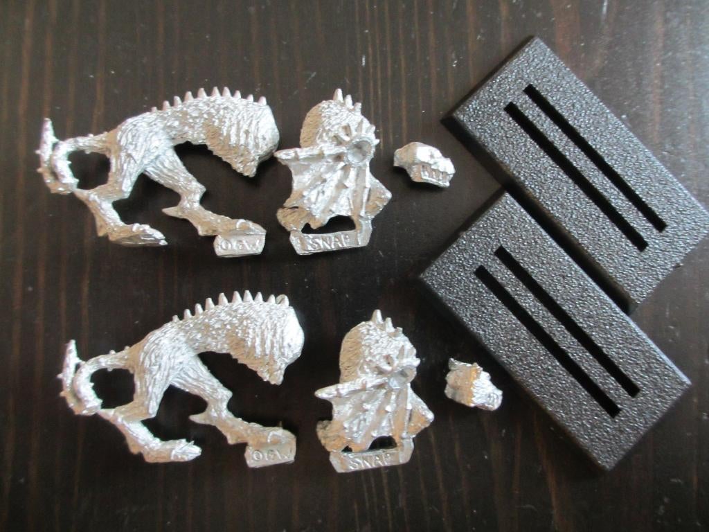 Warhammer Fantasy - vintage metalen Flesh Hound 2x, Ophalen of Verzenden, Zo goed als nieuw, Warhammer, Figuurtje(s)