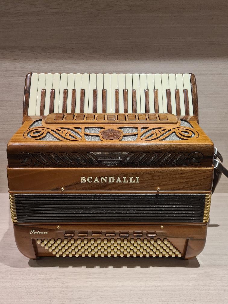 Scandalli Intense 37 occasion cassotto accordeon, Muziek en Instrumenten, Accordeons, Gebruikt, Met koffer, Toetsaccordeon, 120-bas