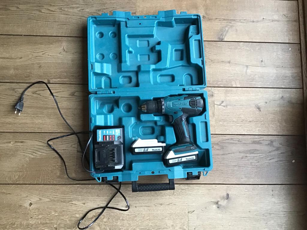 Makita accuboormachine DF457D 18V  2 accu’s en koffer, Ophalen of Verzenden, Gebruikt, Boor- en Schroefmachine, Variabele snelheid