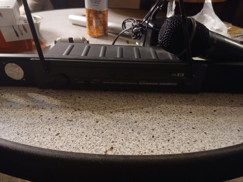 Draadloze Samson microfoon, Ophalen