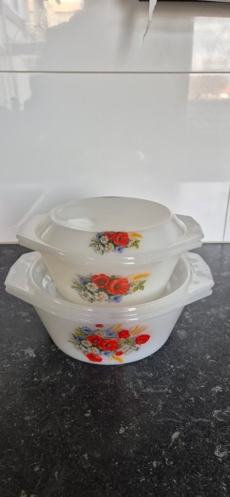 Vintage Arcopal France 2 Ovenschalen met Deksel - Papaver, Huis en Inrichting, Keuken | Keukenbenodigdheden, Gebruikt, Ophalen
