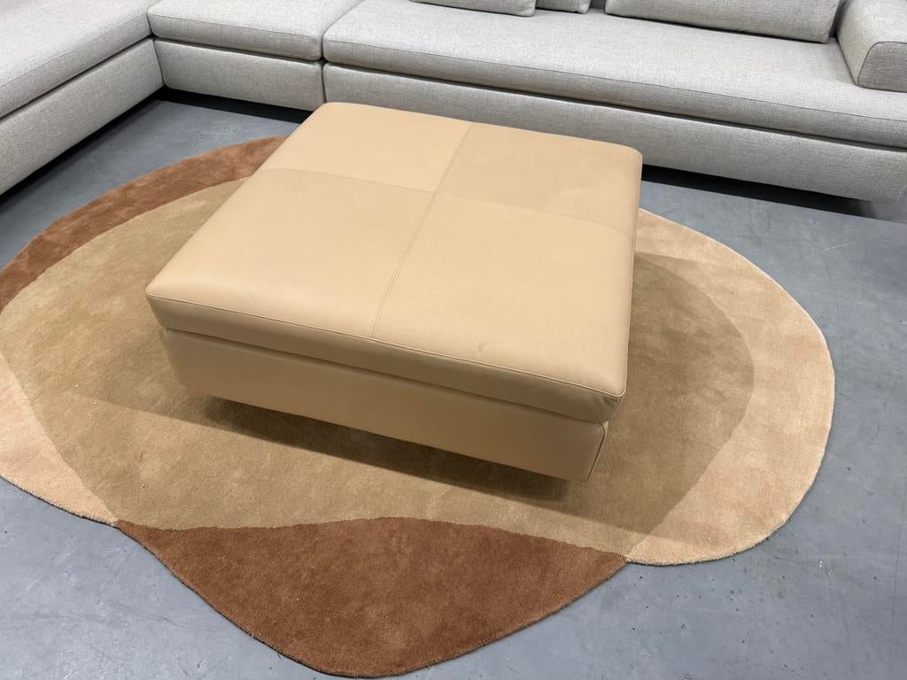 Showmodel Design on Stock Vilaz Hocker Loxton Fjord Leer 103, Leolux Harvink Jori Rolf Benz Gelderland Pode Eyye Montis, Vierkant