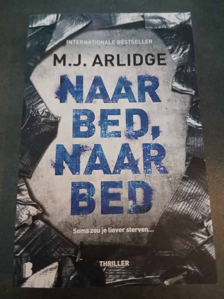 M.J. Arlidge - Naar bed, naar bed (Thriller), Boeken, Thrillers, Zo goed als nieuw, Europa overig, Ophalen