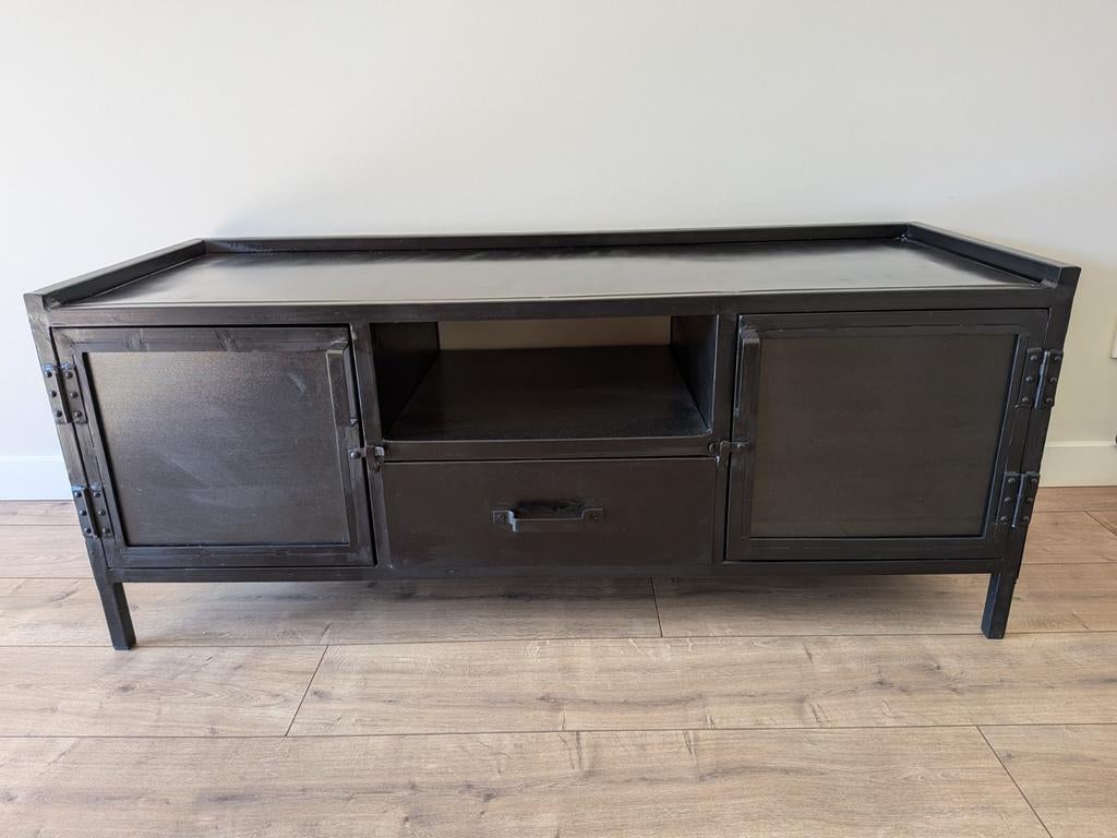 Zwart stalen tv meubel 130 cm, Ophalen, 100 tot 150 cm, Zo goed als nieuw, Minder dan 100 cm