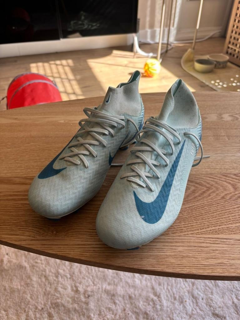 Nike voetbalschoen - maat 42, Verzenden, Maat XS of kleiner, Schoenen, Zo goed als nieuw