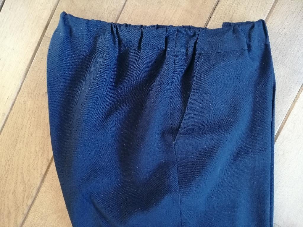 Broek donker blauw met elastiek maat 42, Blauw, Maat 42/44 (L), Ophalen of Verzenden, Zo goed als nieuw