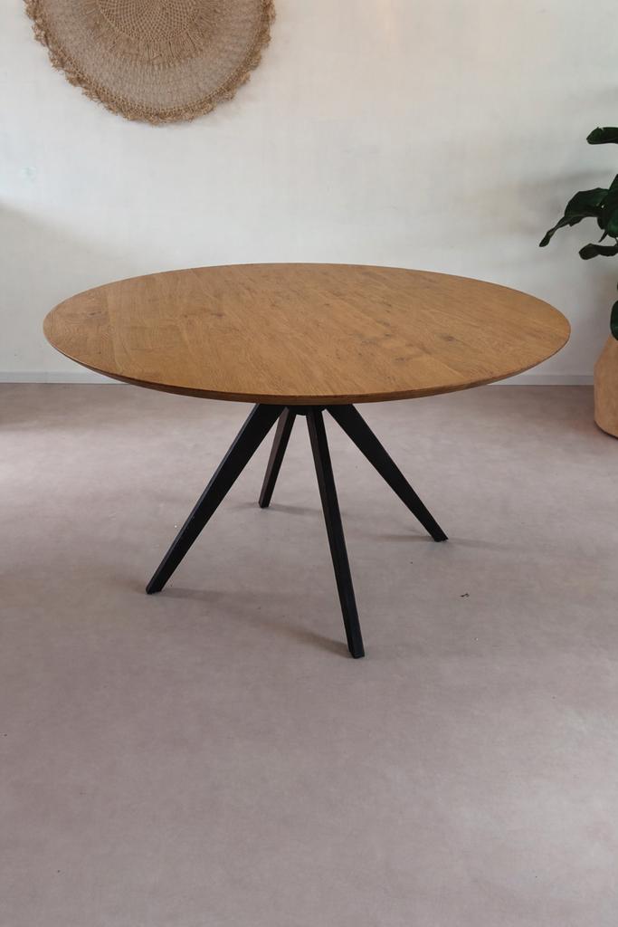 Ronde eettafel 130cm eiken met zwart stalen poot, Rond, Ophalen of Verzenden, Zo goed als nieuw, Vijf personen of meer