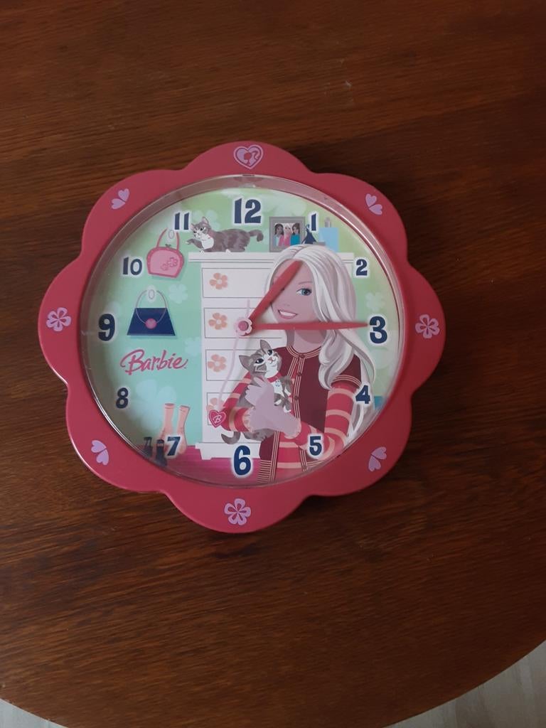 Leuke Barbie Wandklok voor Kinderkamer, Ophalen of Verzenden, Zo goed als nieuw, Analoog, Wandklok