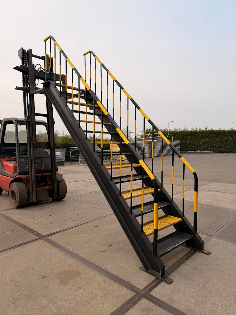 Stalen steektrap bordestrap wenteltrap trappen evt 2 stuks, Ophalen of Verzenden, Zo goed als nieuw, 2 tot 4 meter