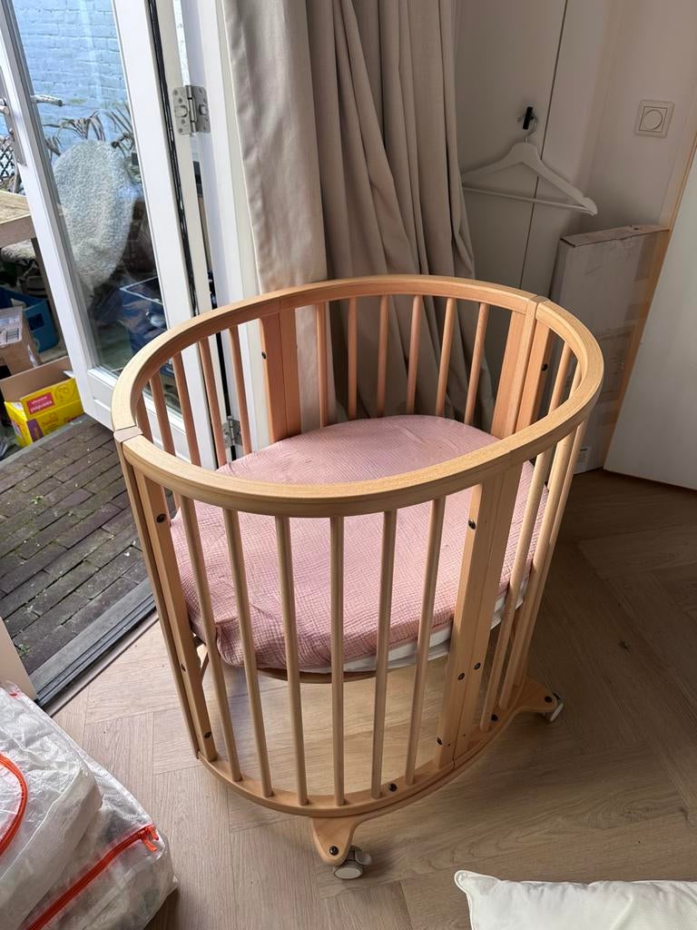 Stokke babybedje plus matras en 4x hoeslaken, Ophalen, Zo goed als nieuw, Ledikant