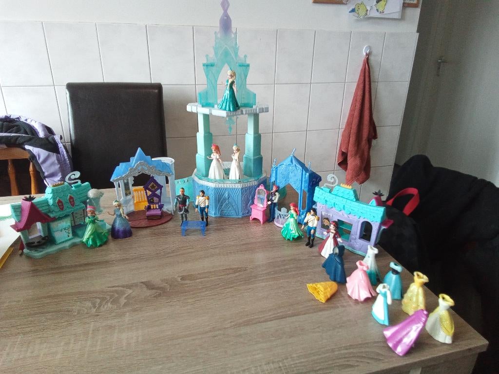 Frozen kasteel met poppetjes en extra's, rugzak, knuffel, Kinderen en Baby's, Speelgoed | Poppenhuizen, Ophalen, Gebruikt, Poppenhuis
