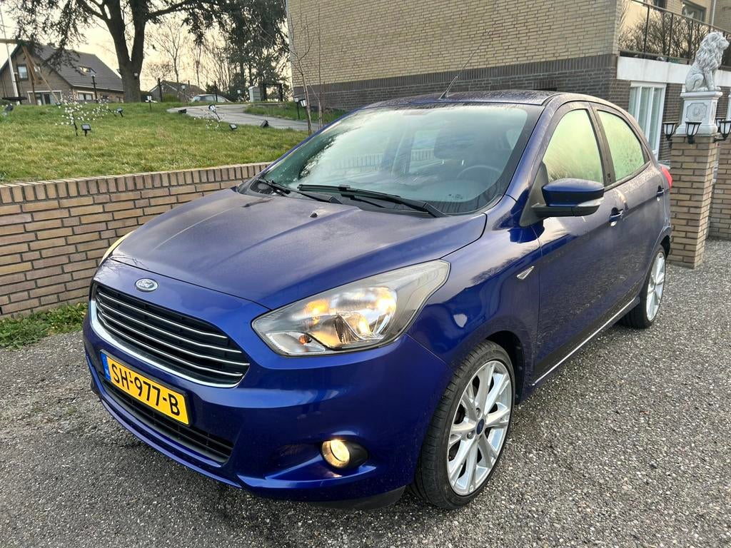 Ford Ka+ 1.2 Bijna Nieuw PDC LM Velgen Veel opties, Stof, 40 €/maand, Zwart, 4 cilinders