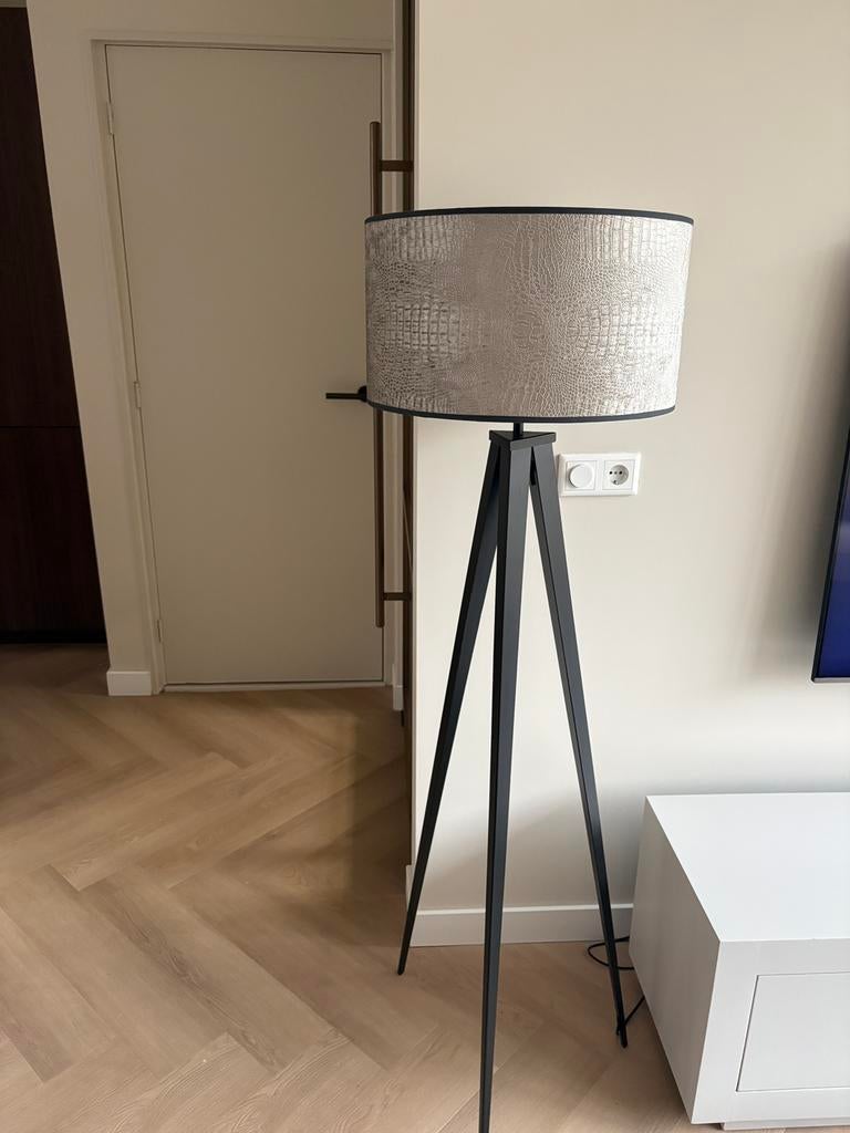 ZGAN Erik Kuster style | staande driepoot lamp, Huis en Inrichting, Lampen | Vloerlampen, Ophalen, Zo goed als nieuw, 150 tot 200 cm