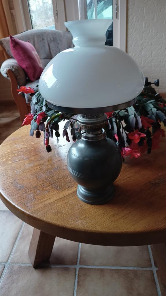 Antieke olielamp met opaline kap, Antiek en Kunst, Antiek | Lampen, Ophalen of Verzenden