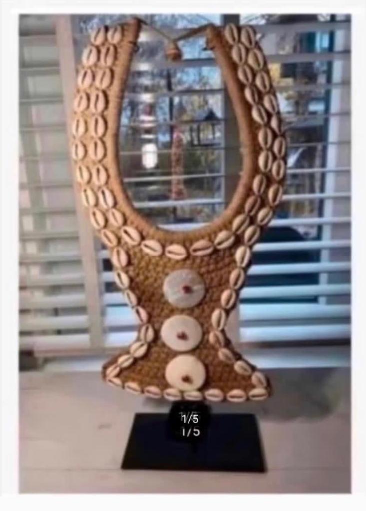 Bijzonder design schelp touw Papoea ketting metalen stand, Antiek en Kunst, Ophalen of Verzenden