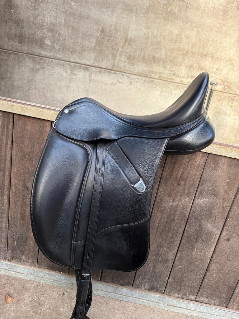 Bates dressuur zadel 17,5 inch, MW (IN PRIJS VERLAAGD), Dieren en Toebehoren, Paarden en Pony's | Zadels, Ophalen, Zo goed als nieuw
