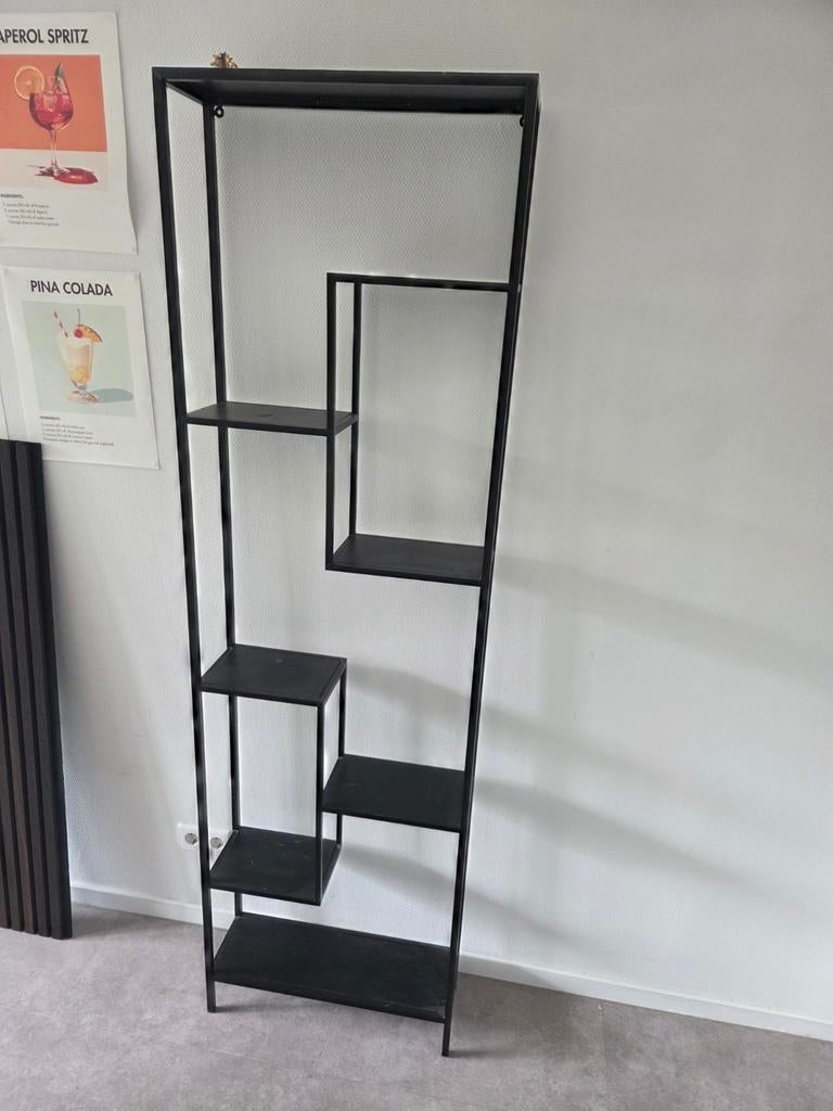 Zwart metalen wandrek met asymmetrische planken, Ophalen, Met plank(en), Gebruikt, Modern, Industrieel, Asymmetrisch