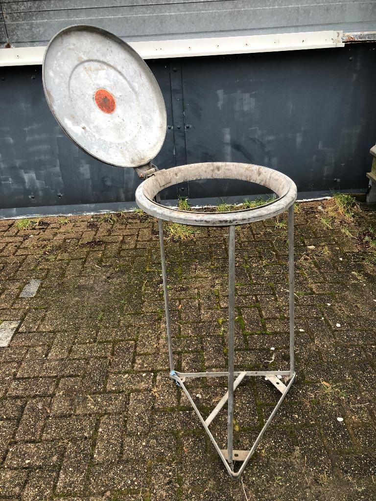 Authentieke zinken vuilnisbak, Ophalen