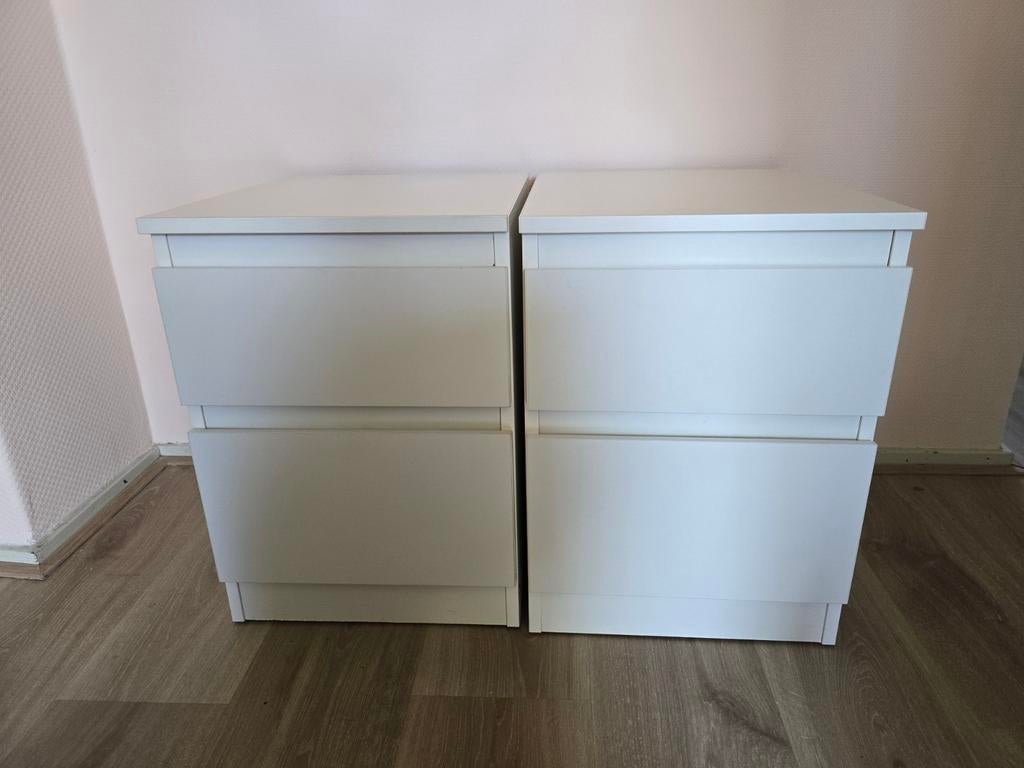 2 witte Malm nachtkastjes, Huis en Inrichting, Slaapkamer | Nachtkastjes, Ophalen, Minder dan 45 cm