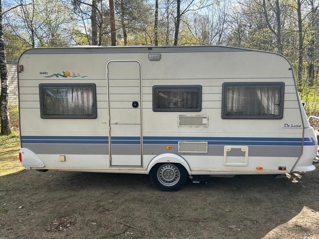 Hobby de Luxe 450 met mover en airco, Caravans en Kamperen, Mover, Vast bed, Rondzit, Hobby