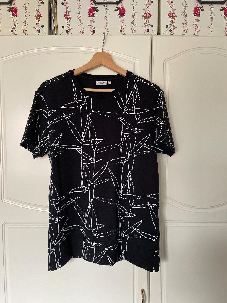 Distrikt zwart wit shirt small, Zwart, Ophalen of Verzenden, Distrikt Nørrebro, Gedragen