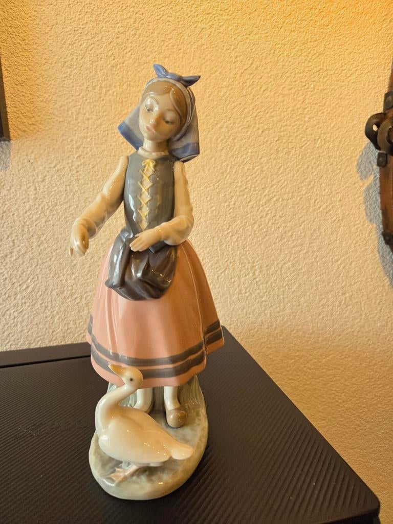 Lladro beeldje van een meisje met een zwaan, Ophalen of Verzenden, Zo goed als nieuw, Mens