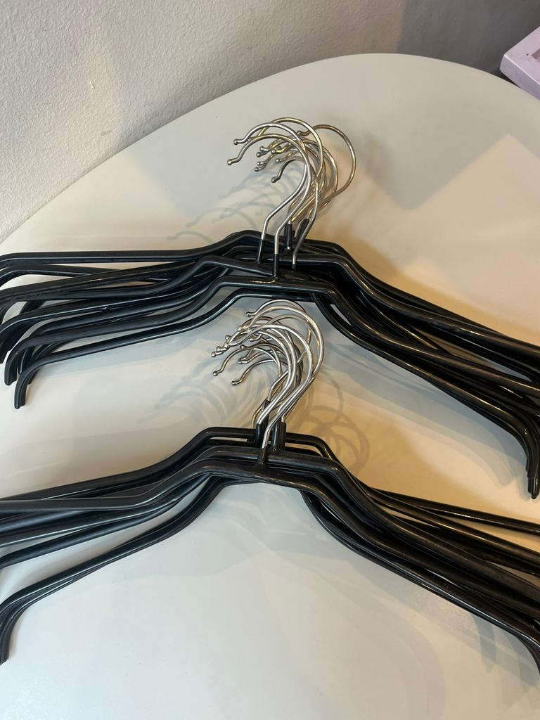 Kledinghangers 100x metaal met zwarte anti-slip coating, Kleding | Dames, Kledinghangers, Ophalen of Verzenden, Gebruikt, Metaal