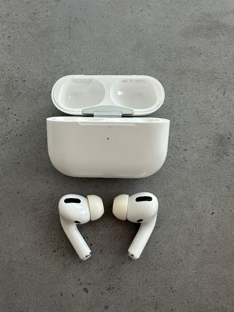 Apple airpods pro met oplaadcase, Telecommunicatie, Mobiele telefoons | Oordopjes, Ophalen of Verzenden