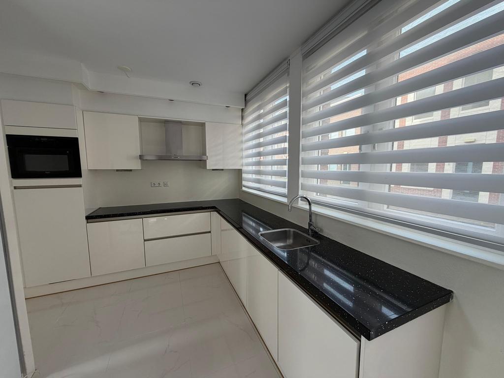 Moderne complete keuken met inbouwapparatuur, Huis en Inrichting, Keuken | Complete keukens, Gebruikt, Wit, Hoekkeuken, Graniet of Steen