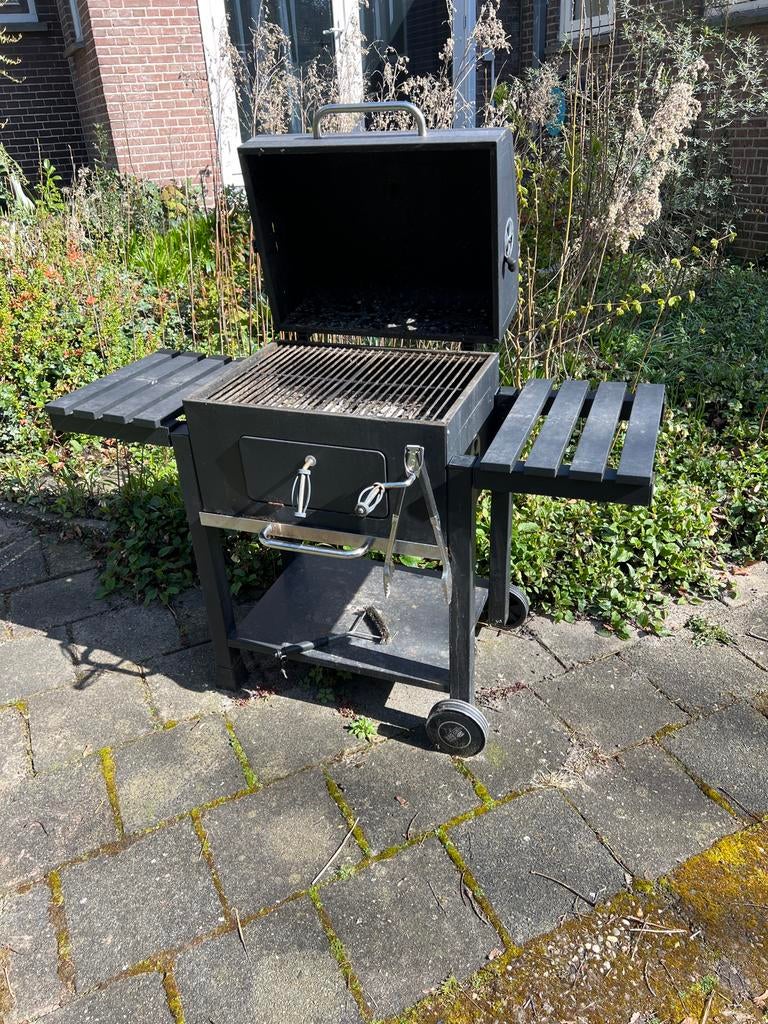Barbecue met zijtafels en wielen, Ophalen, Gebruikt, Met accessoires